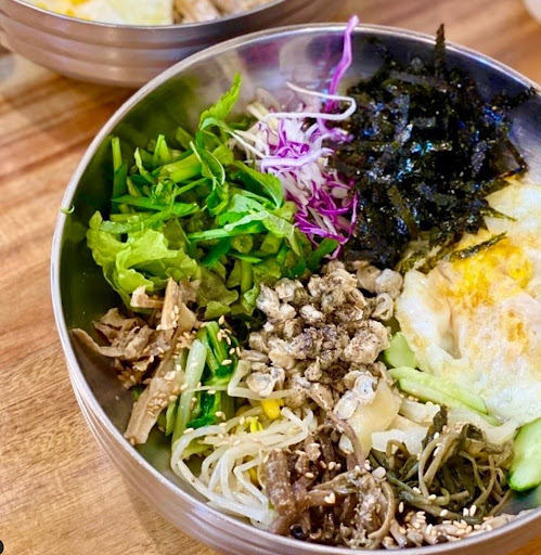 '쉬어가기좋은날식당'에서 먹을 수 있는 신선한 하동재첩파전의 풍미